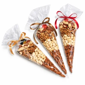 Tři dárkové kornouty s natural ořechy a čokoládovými bonbóny Lindt