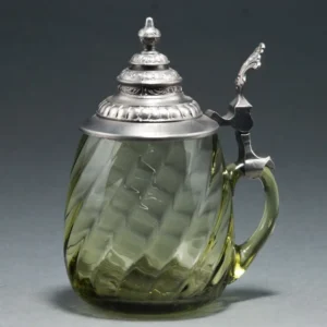 Půllitr z lesního skla s cínovým víčkem zdobeným ornamenty