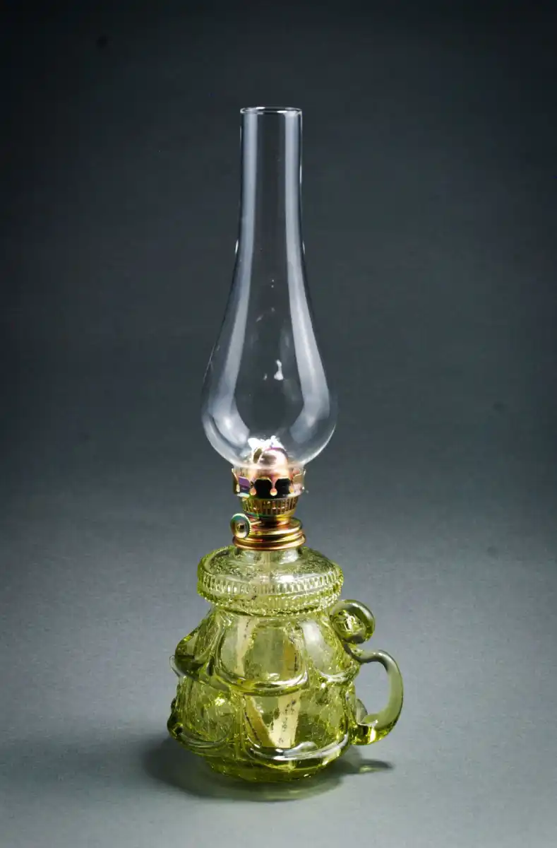 petrolejová lampa ze zeleného skla