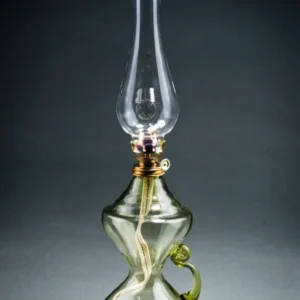 Petrolejová lampa s tvarovaným tělem