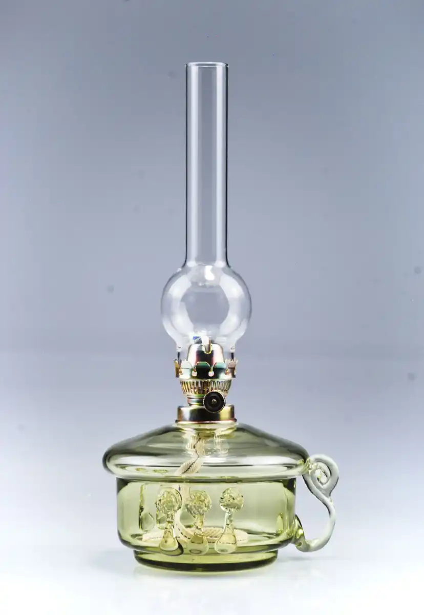 petrolejová lampa ze zeleného skla
