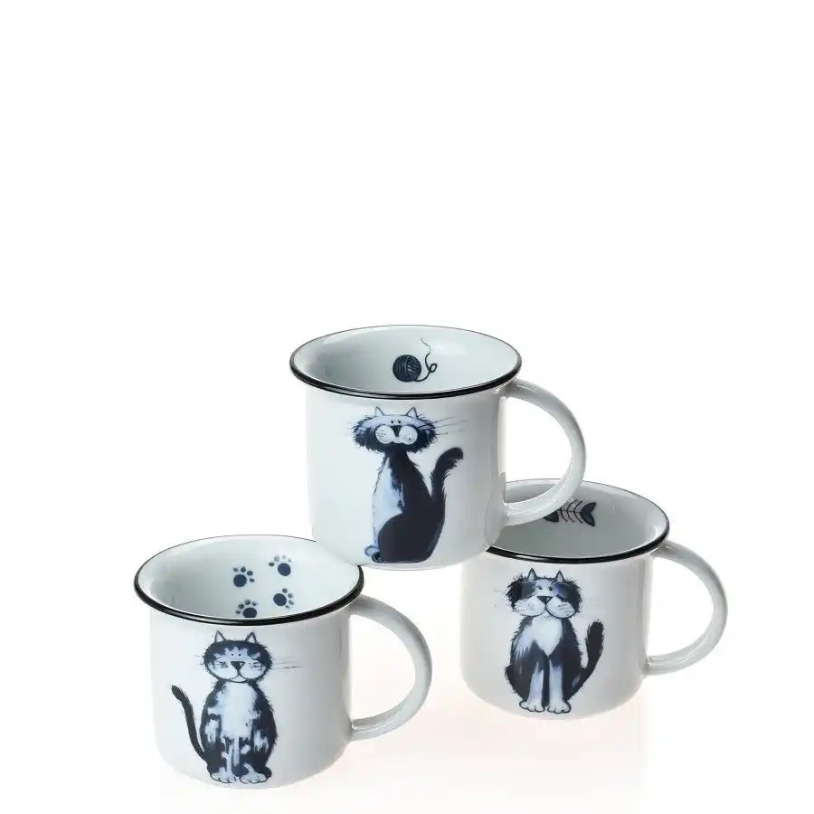 pohled na různé dekory hrnků na espresso