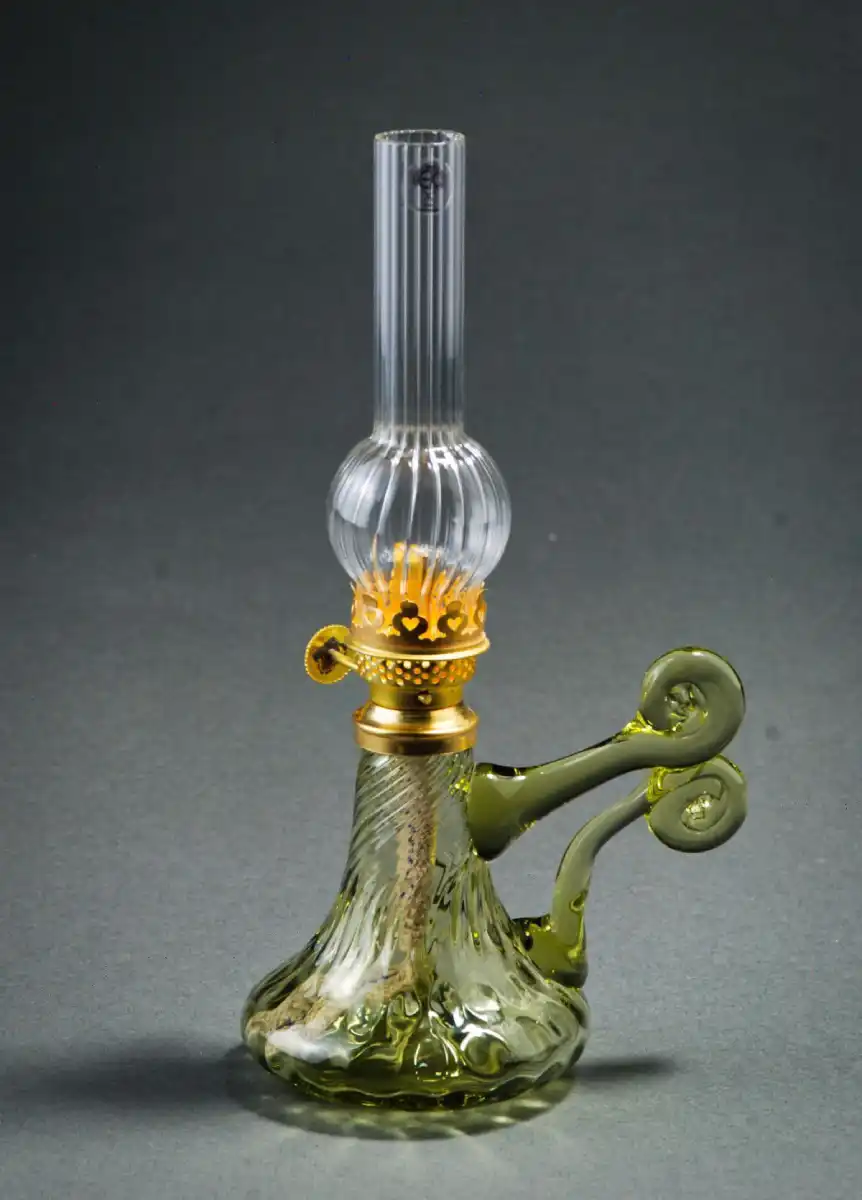 Petrolejová lampa s optickým dekorem.