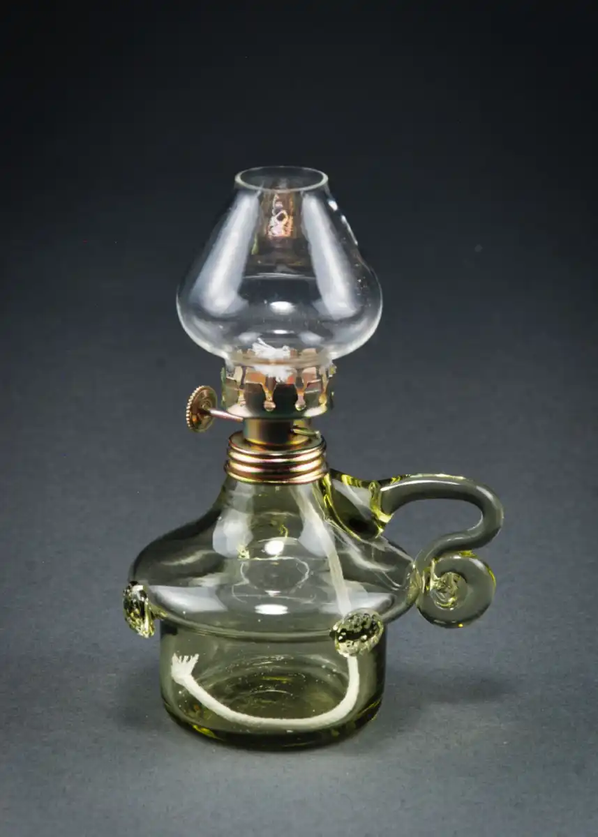 petrolejová lampa ze zeleného lesního skla