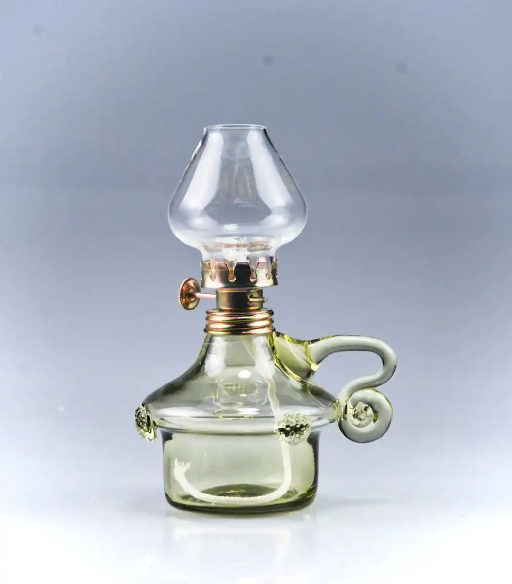 petrolejová lampa z lesního skla