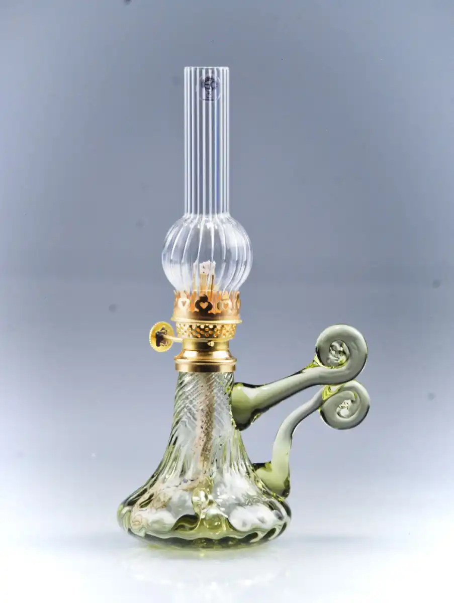 Petrolejová lampa s optickým dekorem.