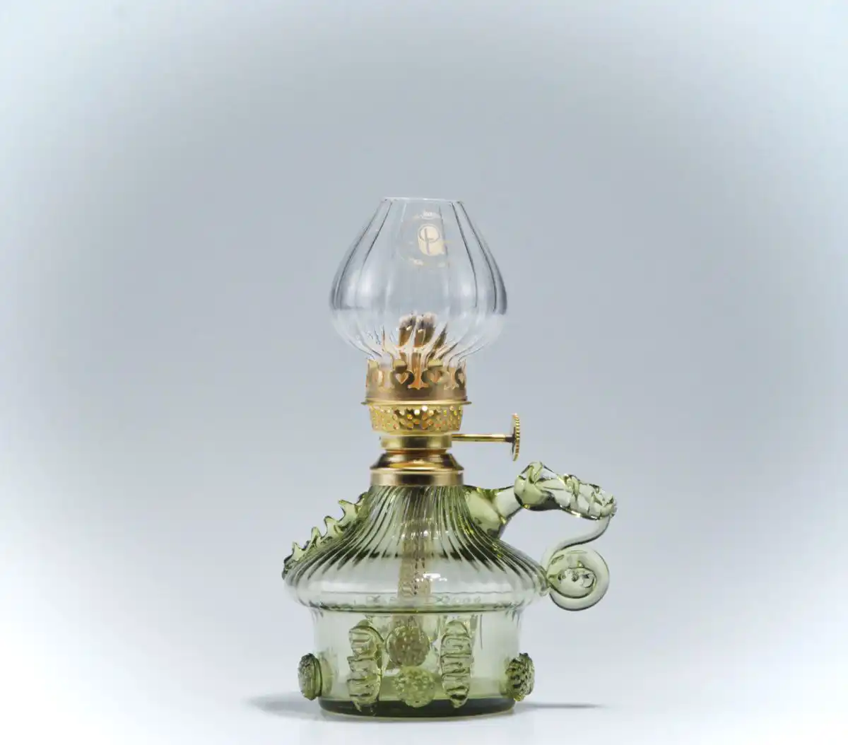 petrolejová lampa z lesního skla