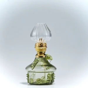 Ozdobná petrolejová lampa ze zeleného lesního skla.