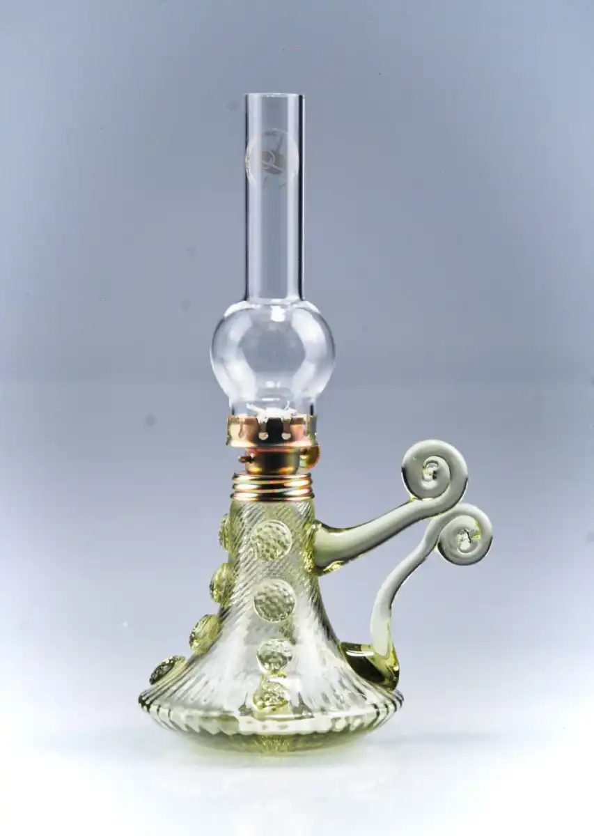 Petrolejová lampa – zdobená lampička z lesního skla.