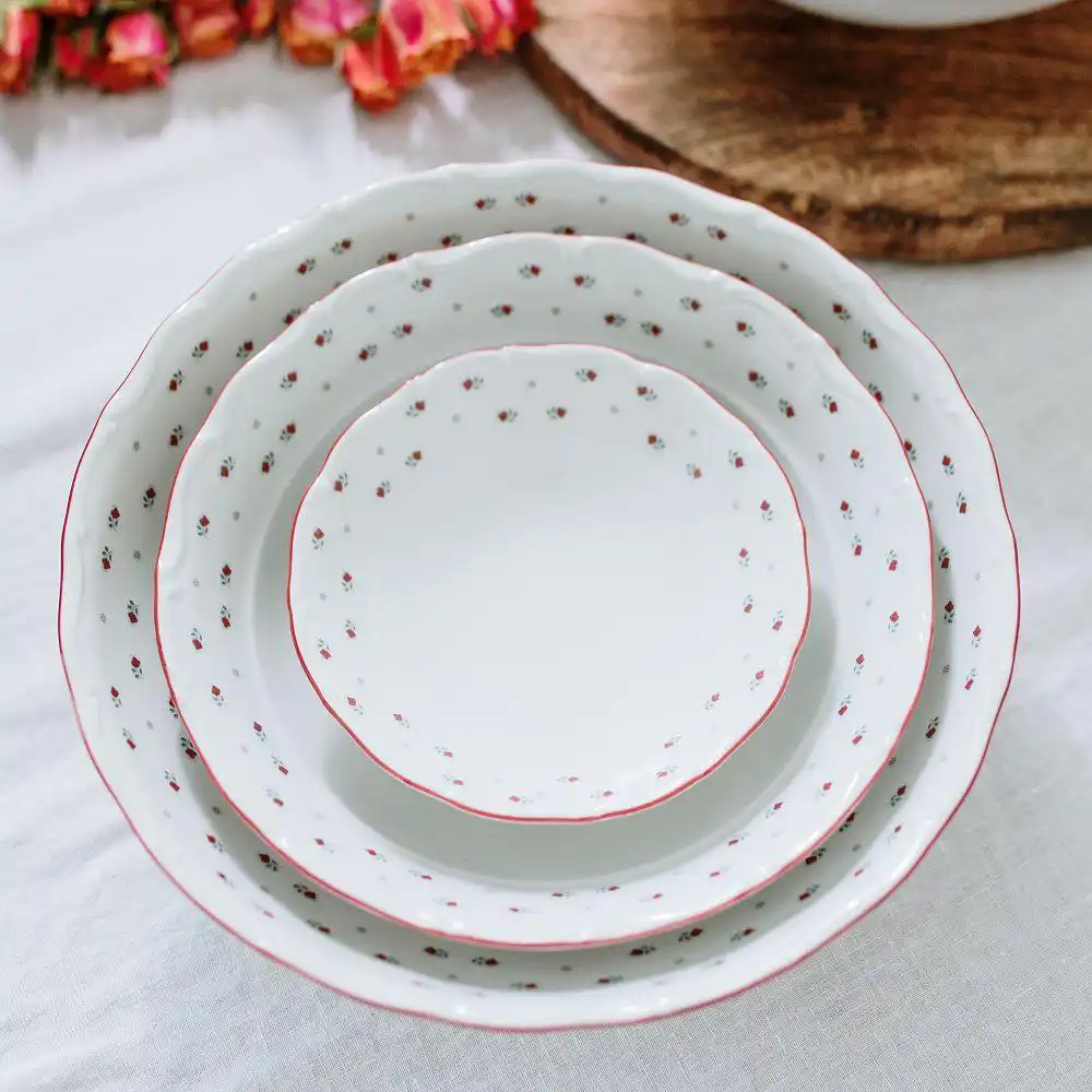 pohled na velikosti porcelánových misek