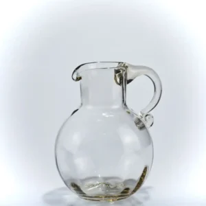 skleněný džbán pro moderní stolování