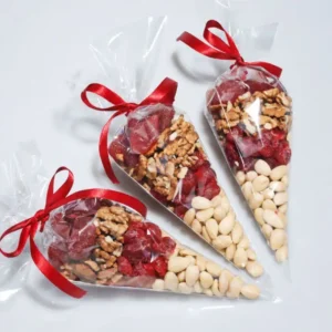 Ořechový kornout s mandlemi, vlašskými ořechy, jahodami a třešněmi