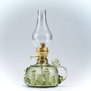 Petrolejová lampa z lesního skla se zdobeným tělem