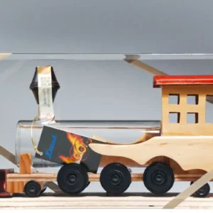 Slivovice v dřevěné lokomotivě