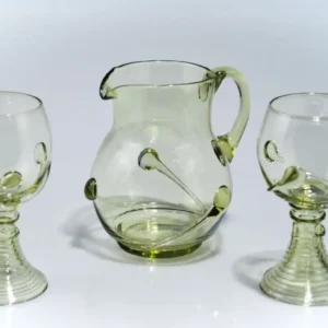 sada sklenic na víno a džbánek