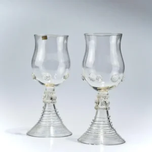 sada sklenice na víno s historickými prvky