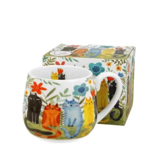 Porcelánový hrnek s kočkami v rozkvetlé zahradě