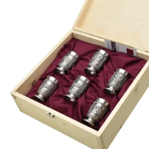 Cínové pohárky pro muže se středověkým dekorem v dřevěné kazetě