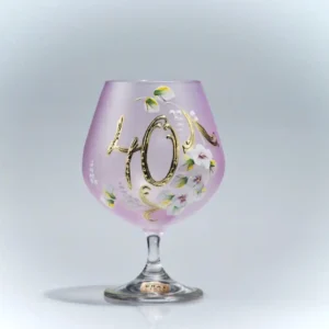 Růžová sklenice k 40. narozeninám se zlatým číslem a kvítky