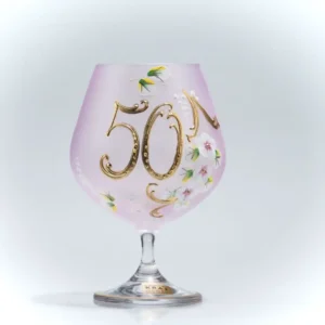 Růžová sklenice k 50. narozeninám se zlatým číslem a kvítky