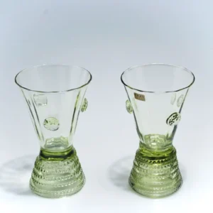 Sklenice na víno zelené sklo s optickým dekorem a malinou