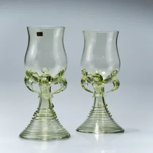 Sklenice na víno ze zeleného skla