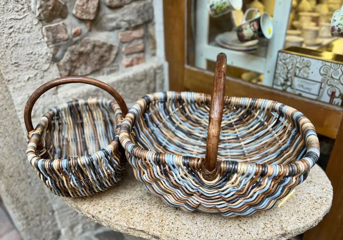mělký jídelní talíř z keramiky Costa Nova bílý 27 cm