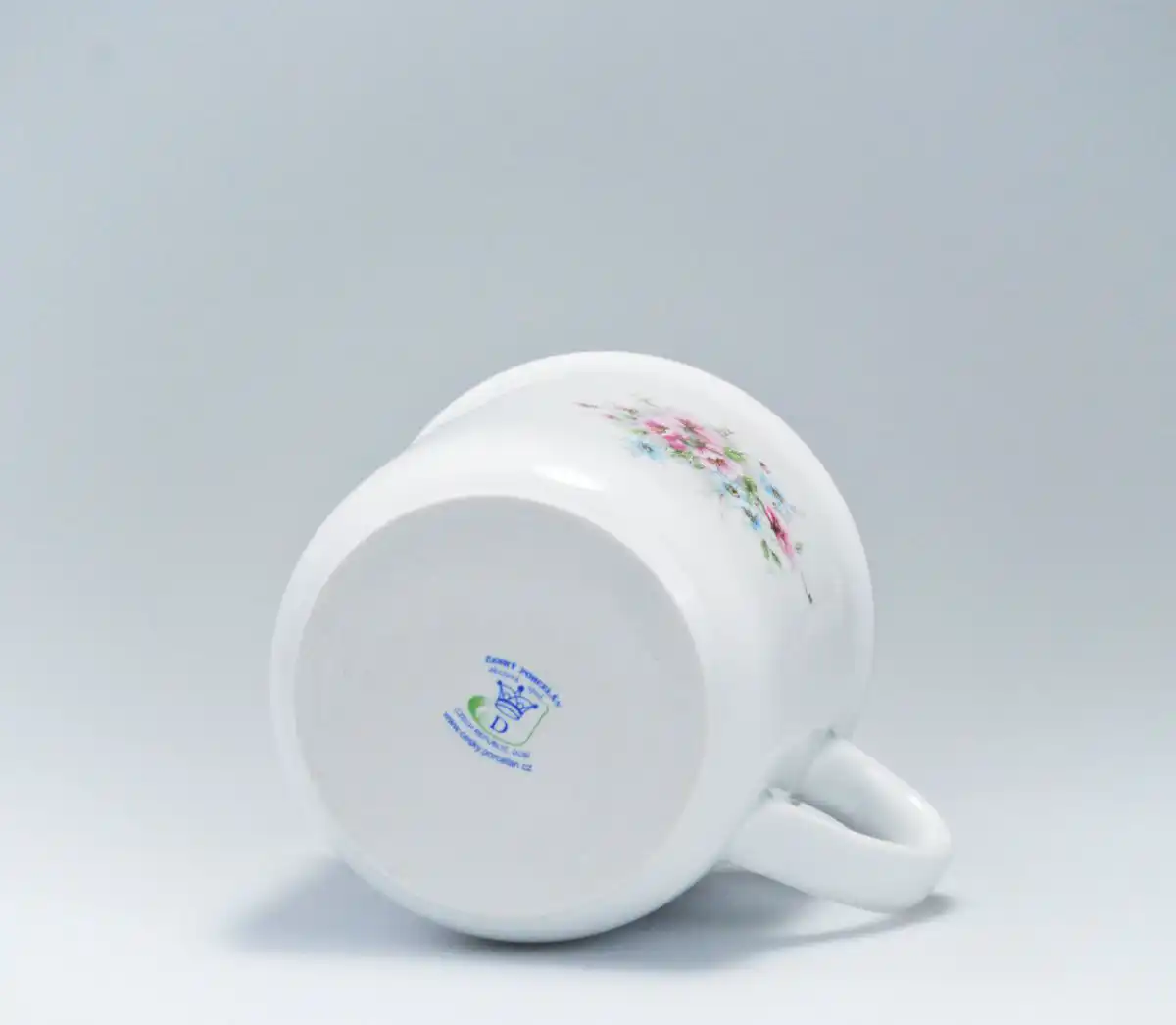 velký porcelánový hrnek s květinovým dekorem