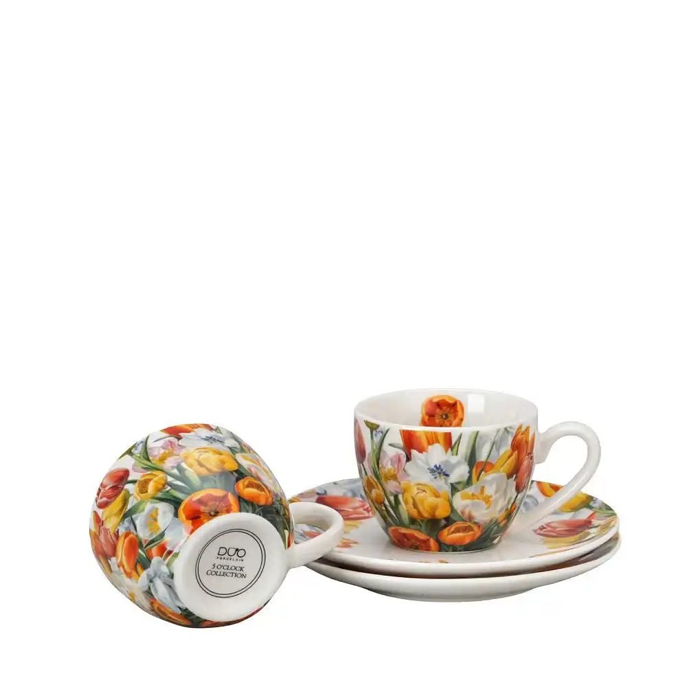 Bílý porcelánový šálek s květinovým dekorem tulipánů