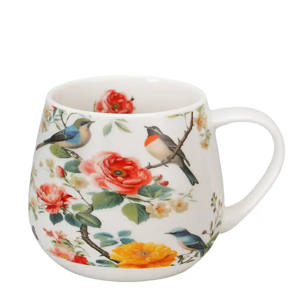 Detail dekoru ptáků a květin na porcelánovém hrnku
