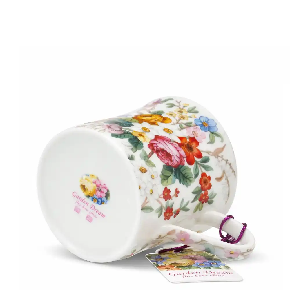 Bílý hrnek z kostního porcelánu s drobnými květinami