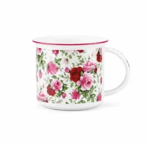Porcelánový hrnek s růžovými květy na bílém povrchu