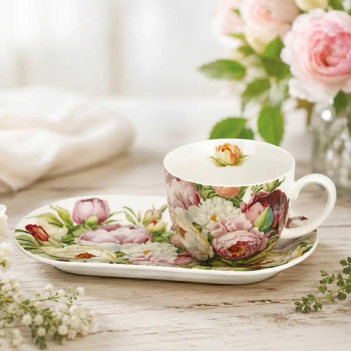 Porcelánová souprava hrnku a talířku na snídani