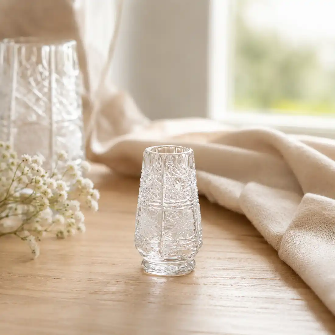 Luxusní broušená váza miniatura jako elegantní dekorace