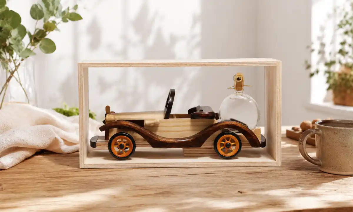 Originální dřevěné auto s lahvičkou švestkové pálenky