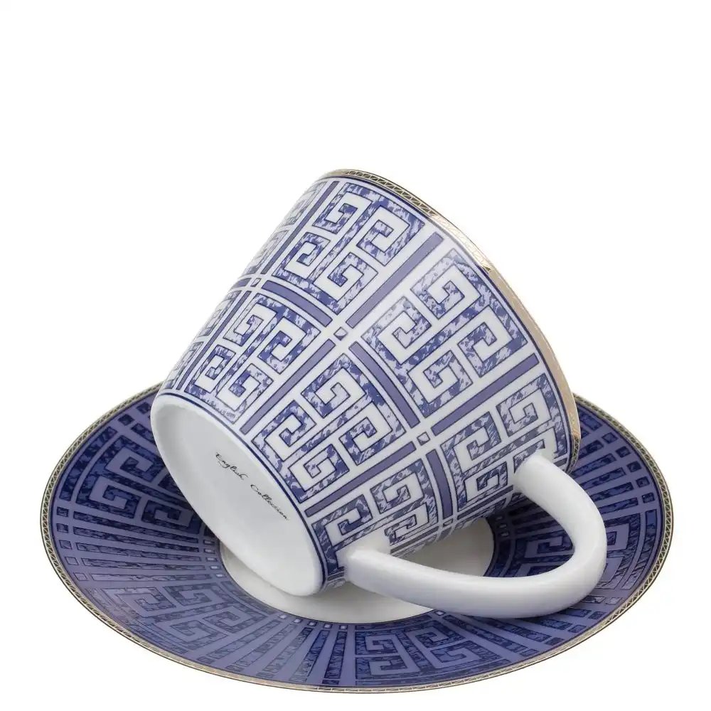 Modrobílý porcelánový šálek se zlaceným okrajem