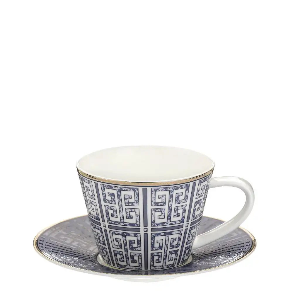 Šálek s podšálkem Azure Labyrinth z kostního porcelánu má objem 230 ml, modrobílý geometrický dekor a zlacený okraj.
