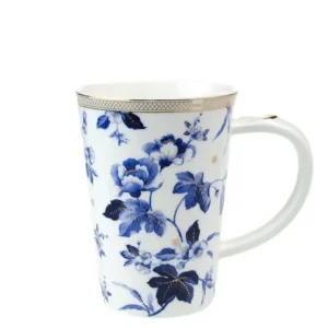 Vysoký porcelánový hrnek s modrým květinovým dekorem
