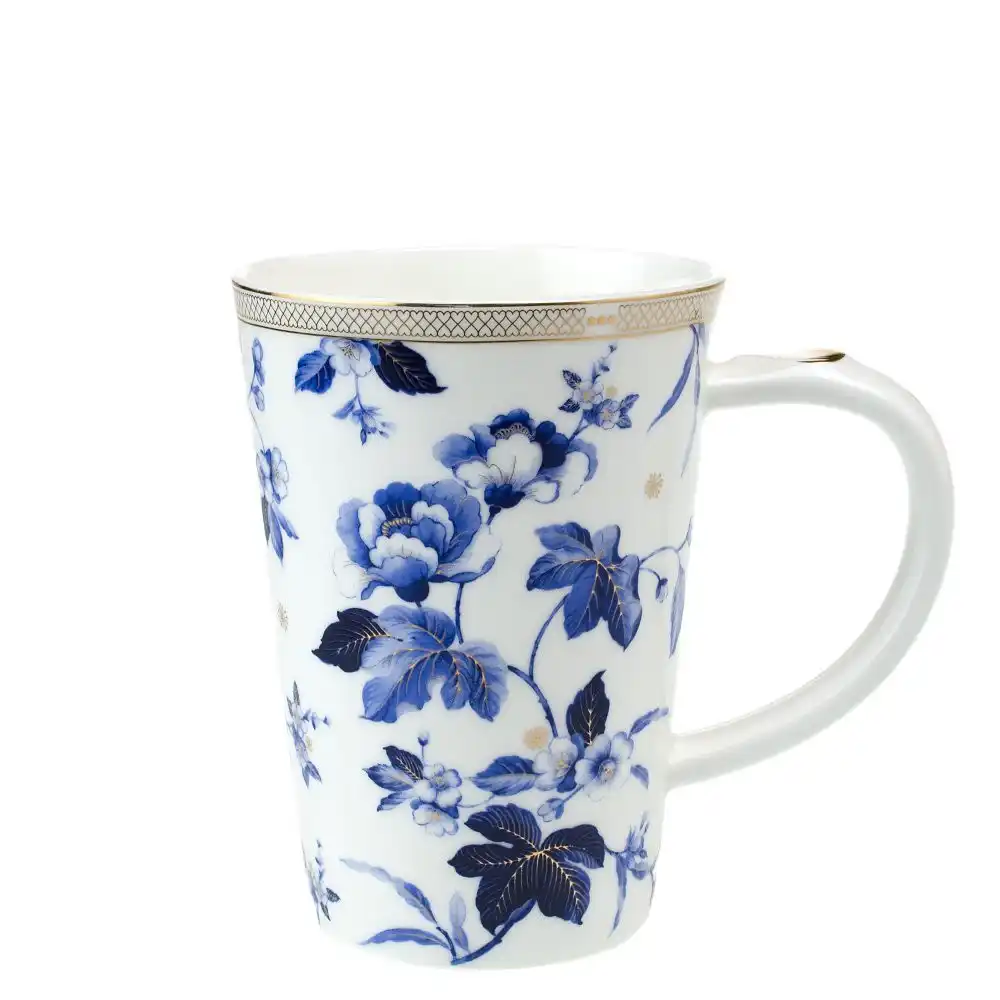 Vysoký porcelánový hrnek s modrým květinovým dekorem